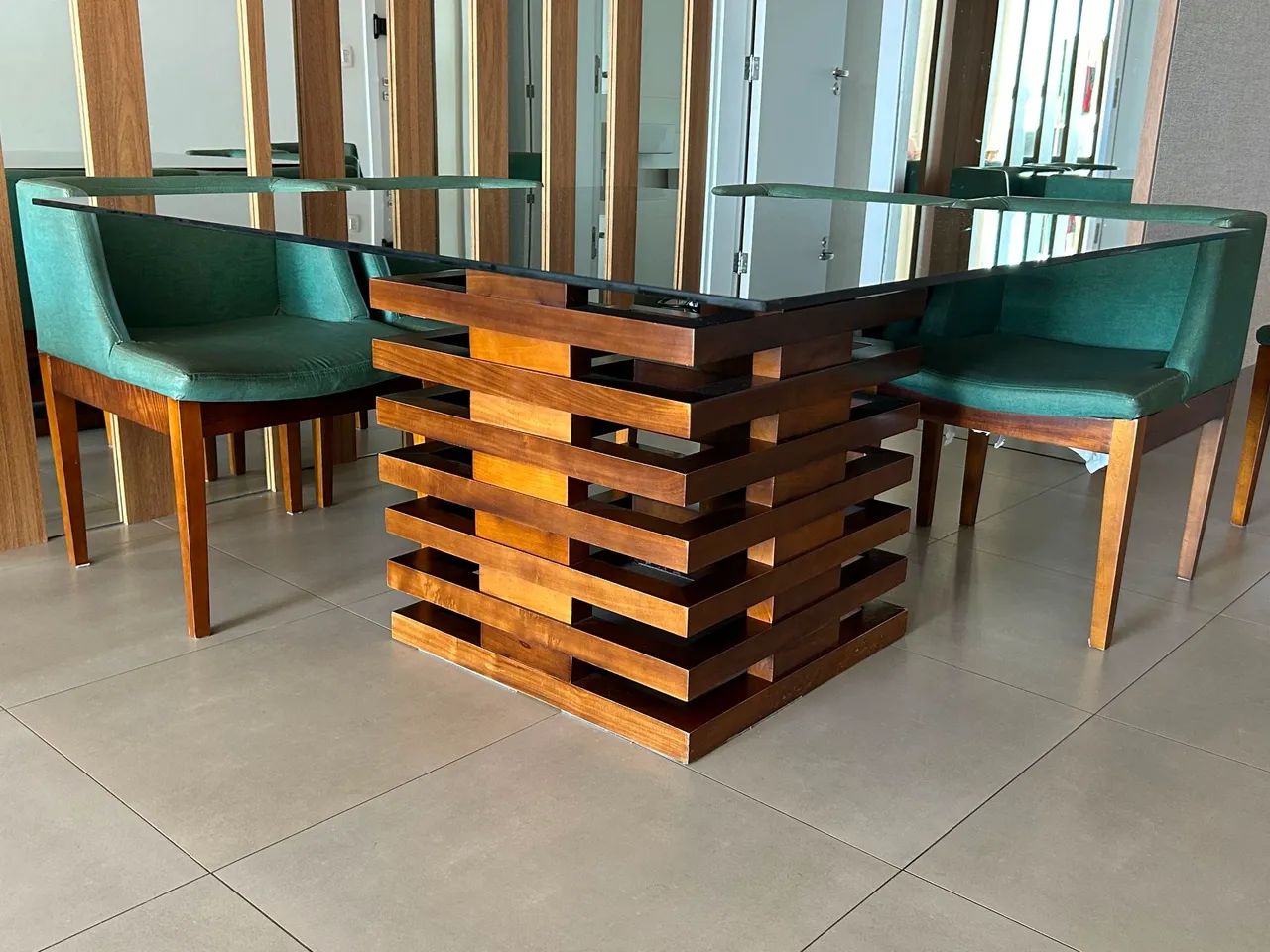 Mesa de jantar com 6 cadeiras