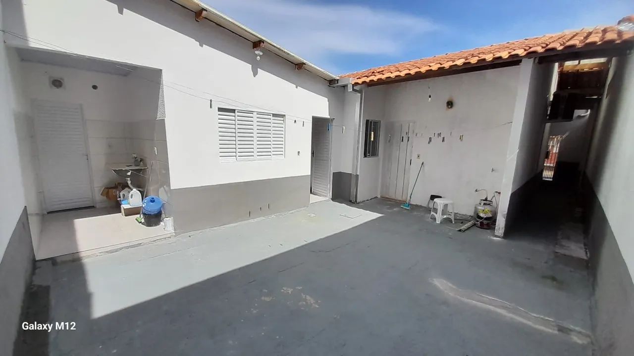 03 quartos sendo 01 suíte  Bairro Maria de Lourdes