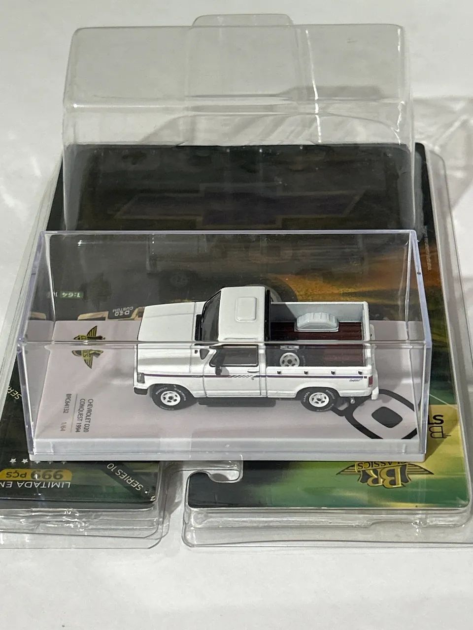 Picape Chevrolet D20 Conquest Branca - 1/64 - Br Classics - Foto 2