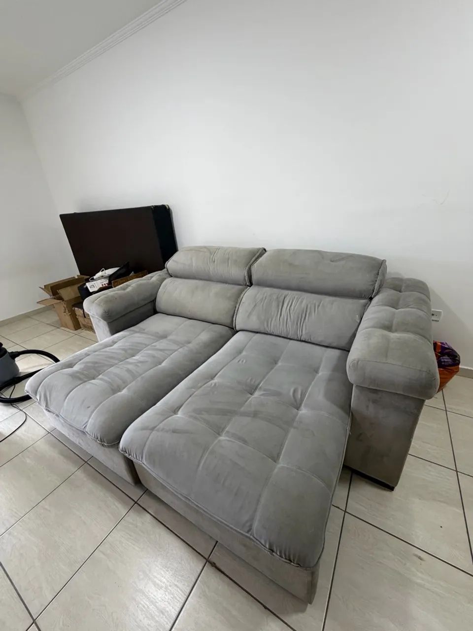  Sofá Retrátil Cinza em Veludo - Foto 2