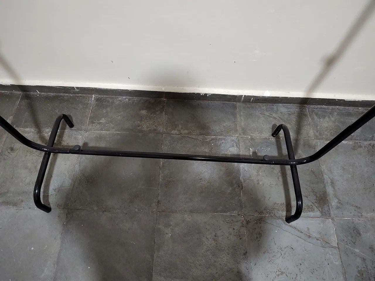 Arara de metal preta - Foto 2