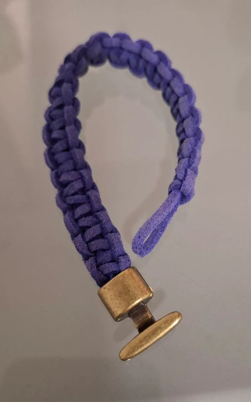 Pulseira em macramê de camurça com fecho ouro velho - Foto 2