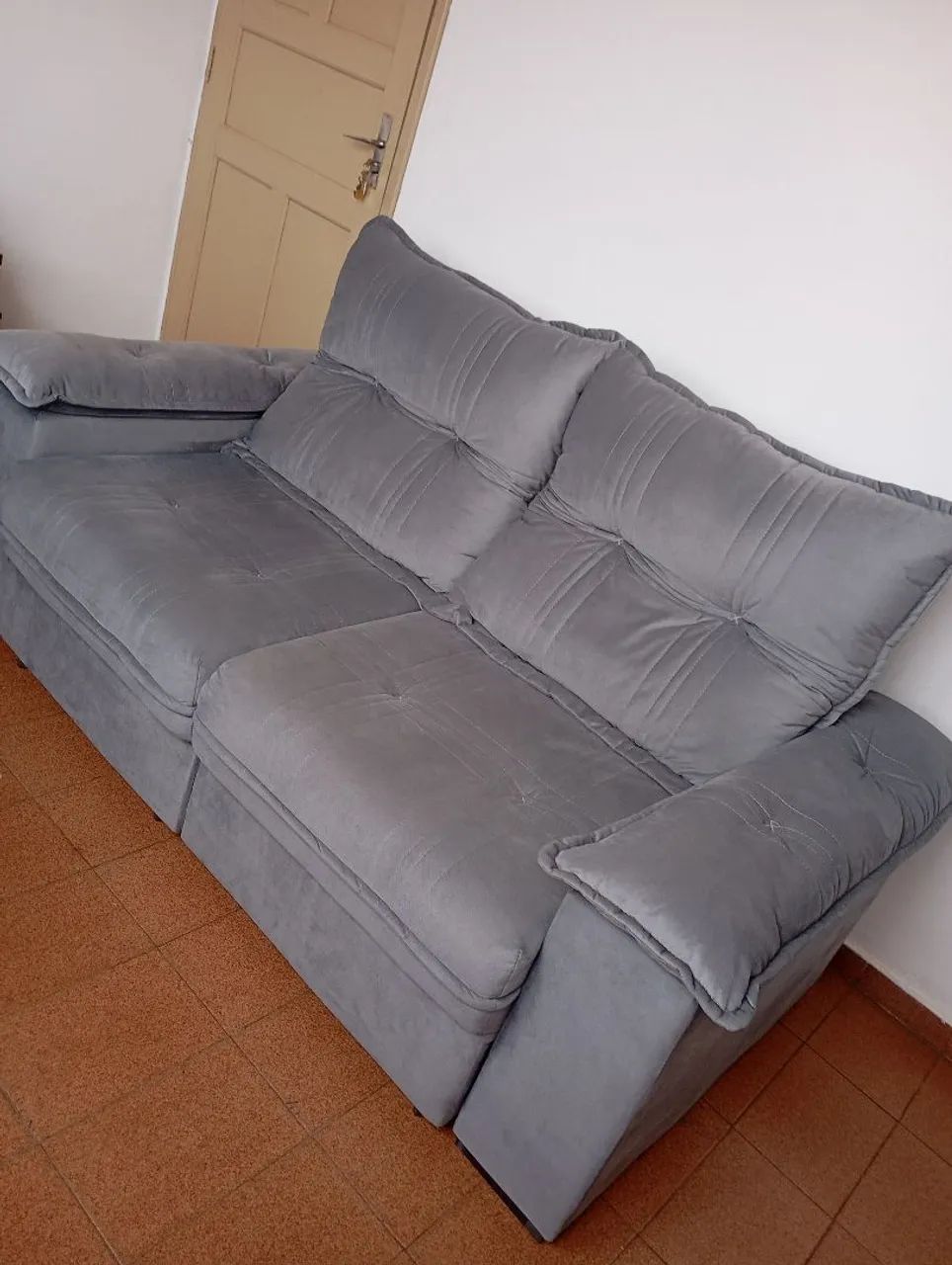 Sofá retrátil/reclinável veludo luxo - Foto 2