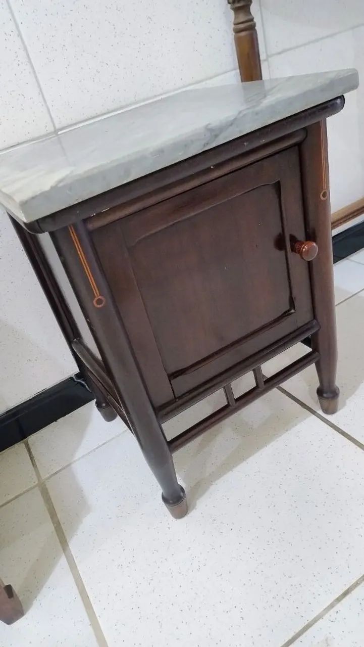 Mesinha de cabeceira antiga 