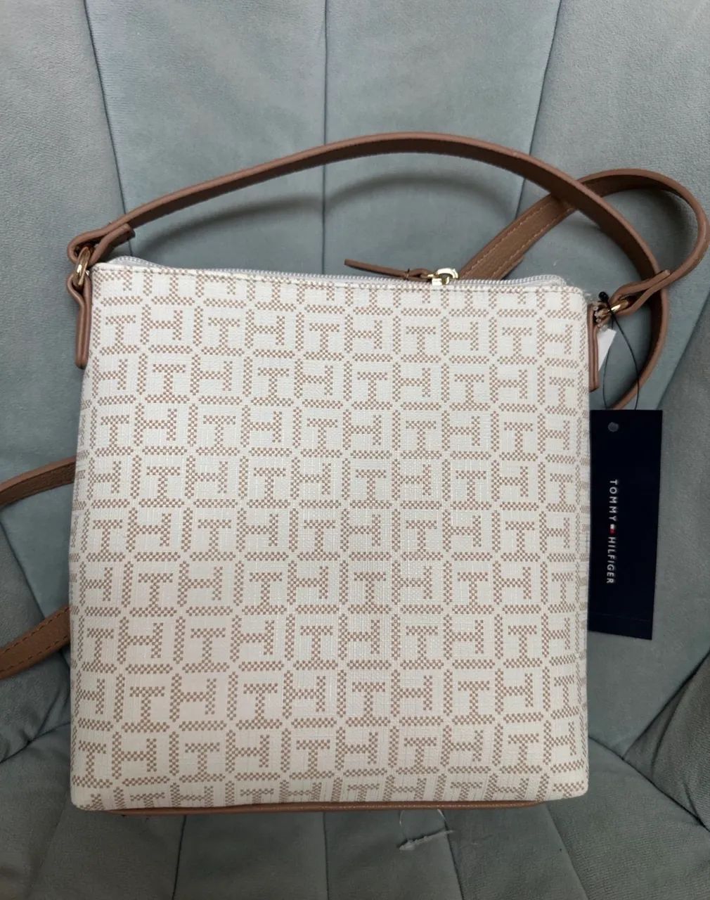 ? Bolsa Transversal Tommy Hilfiger - Elegância e Versatilidade - Foto 4