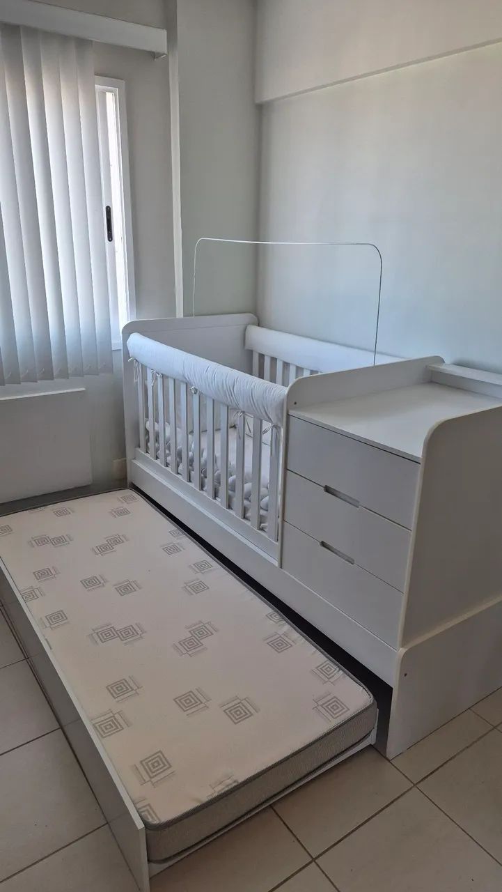 Berço 3 em 1 grão de gente. Possui cama de apoio e gaveteiro.
