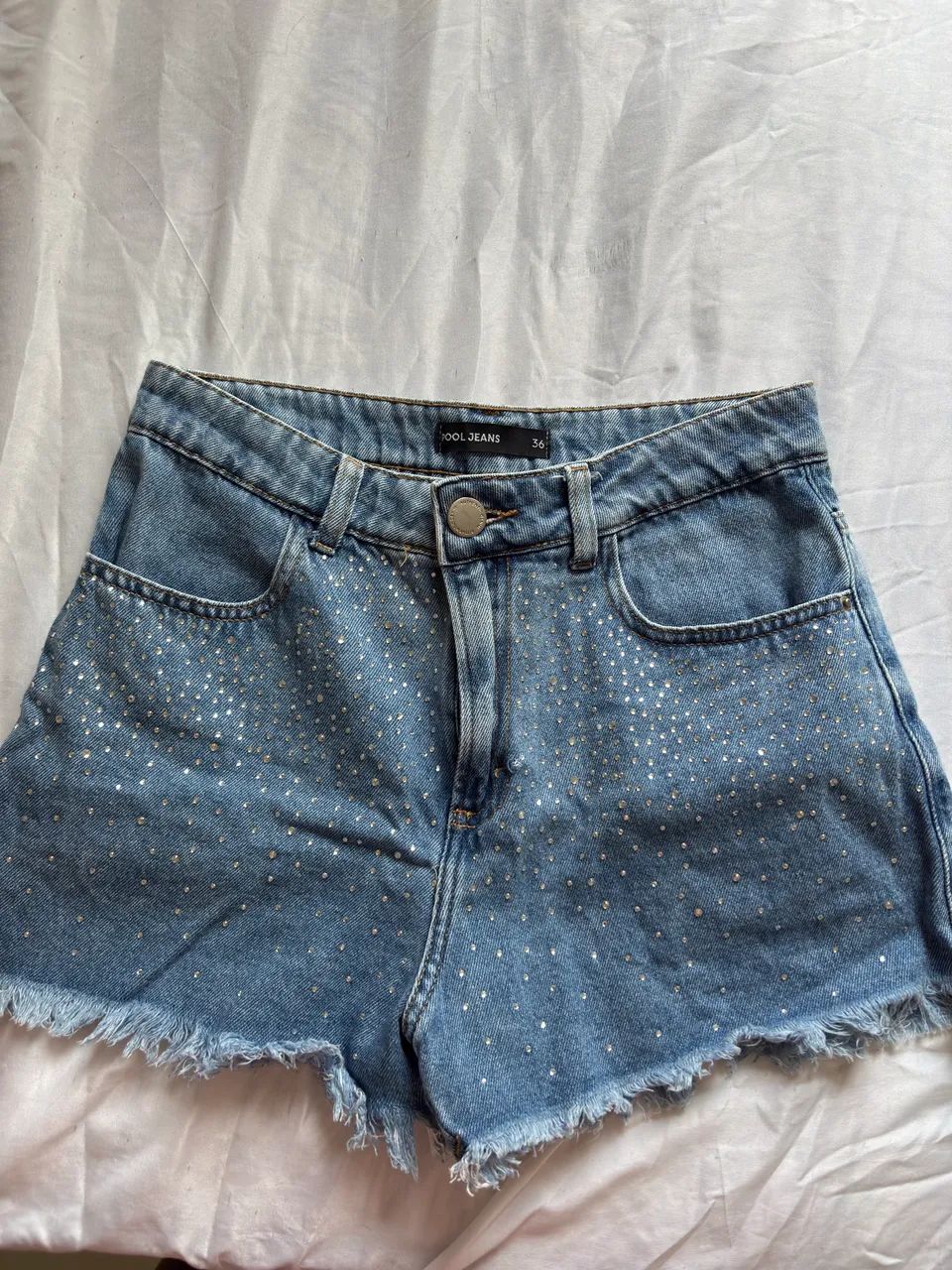 Short jeans com pedrinhas