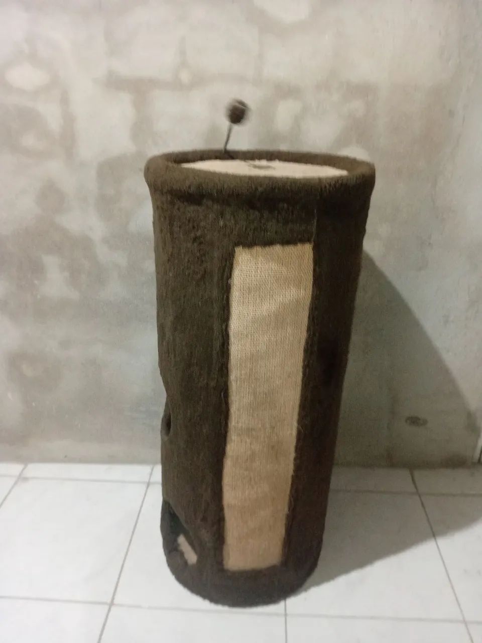 Arranhador de gato, com três tocas e bolinha pra brinca, seme novo usado poucas vezes - Foto 2