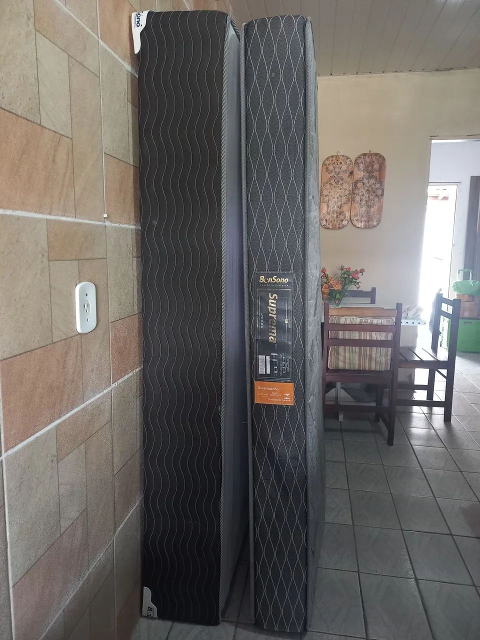 Uma cama seminova Box com colchão ortopédico 