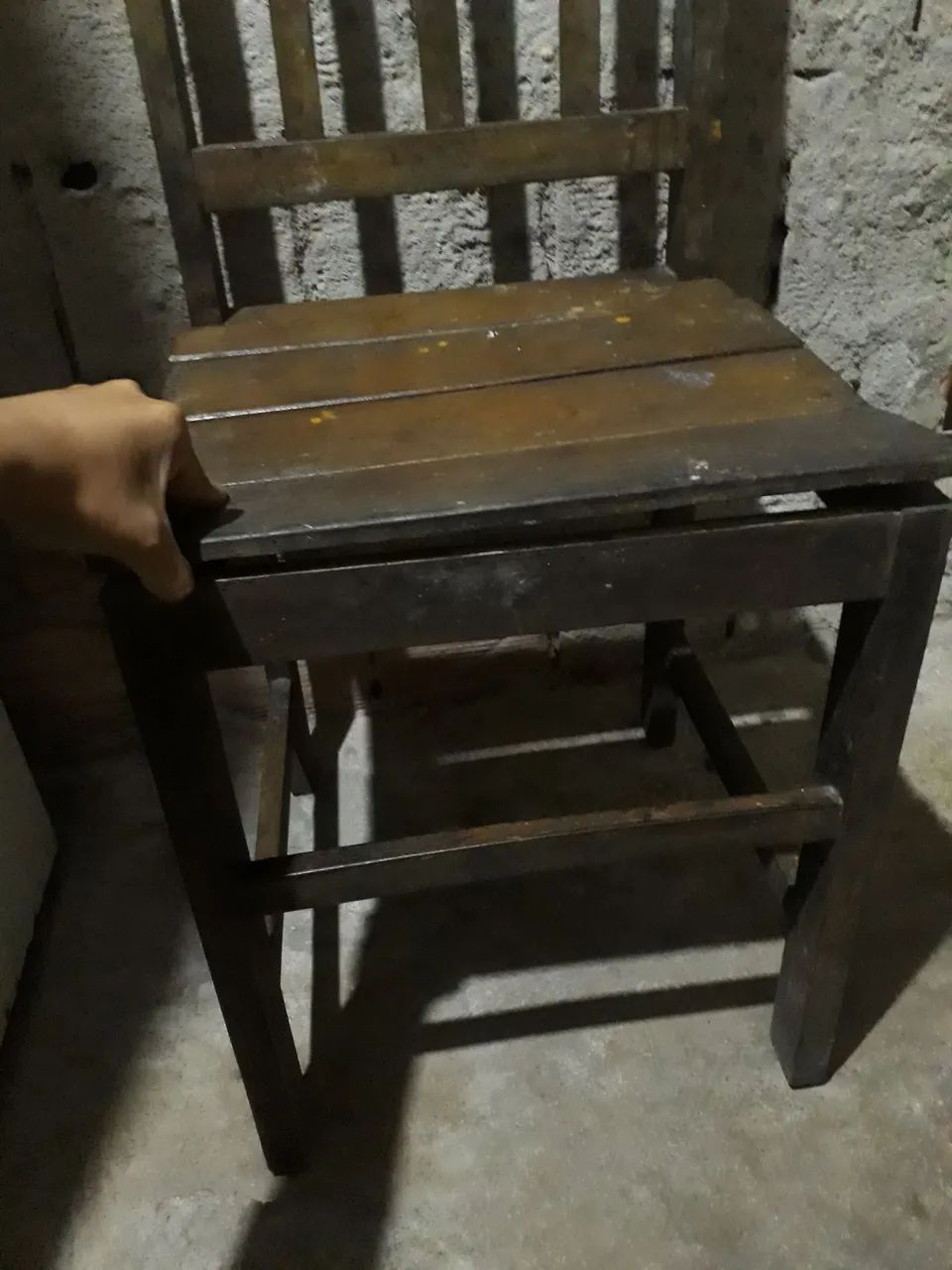 Cadeira de madeira com um leve defeito *72 - Foto 2