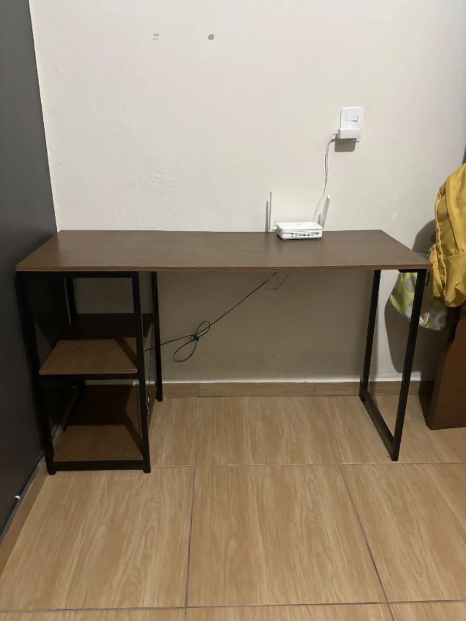 Mesa escrivaninha com prateleiras - USADO