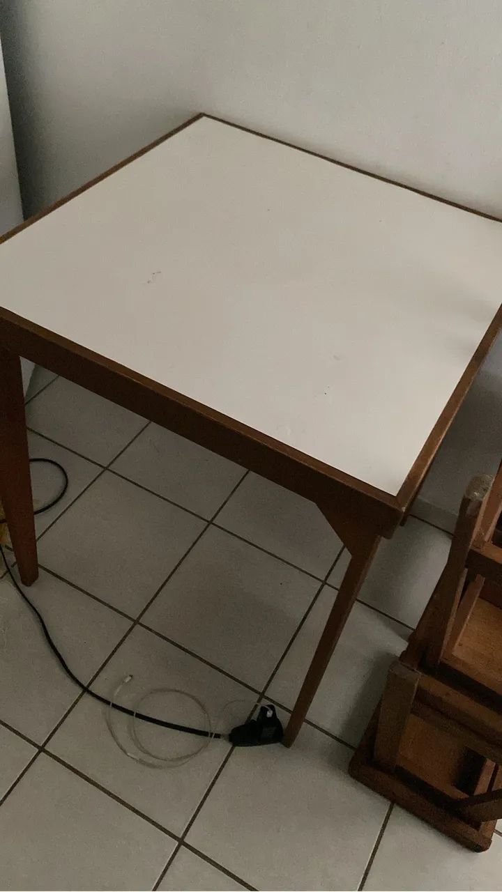 Mesa quadrada com 4 bancos - Foto 2