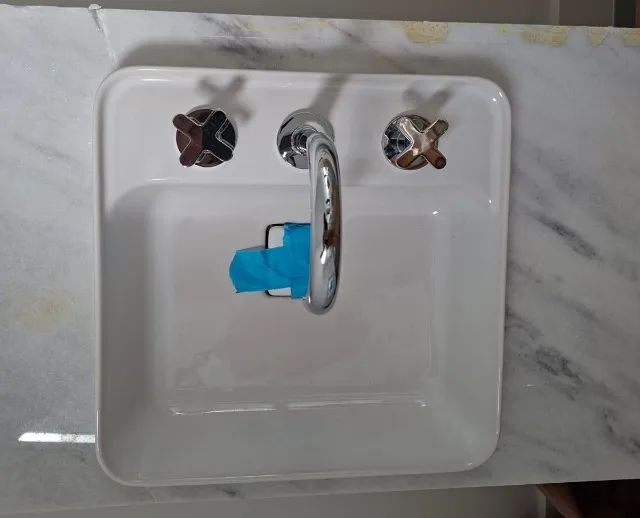 Duas bancadas em mármore com cuba de sobrepor com mesa e torneira misturador comando duplo