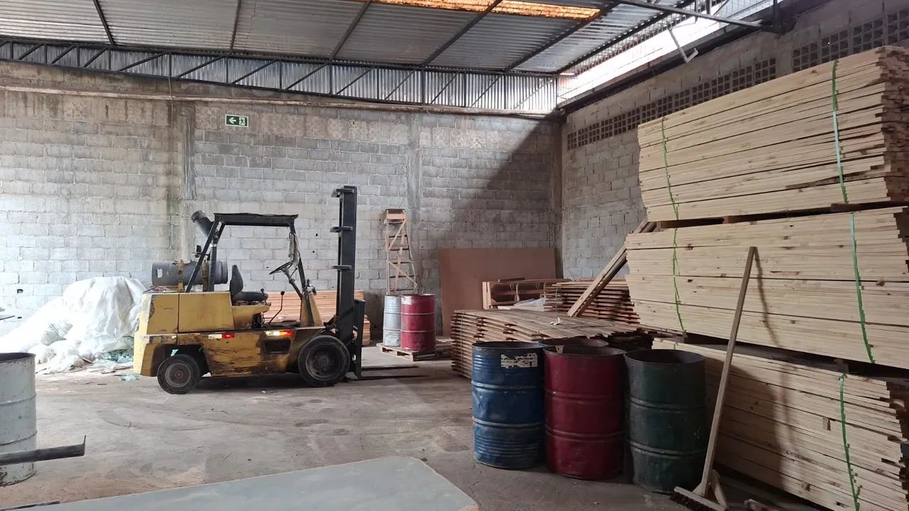 Galpão de 1.500 m² com doca em Santo Antônio