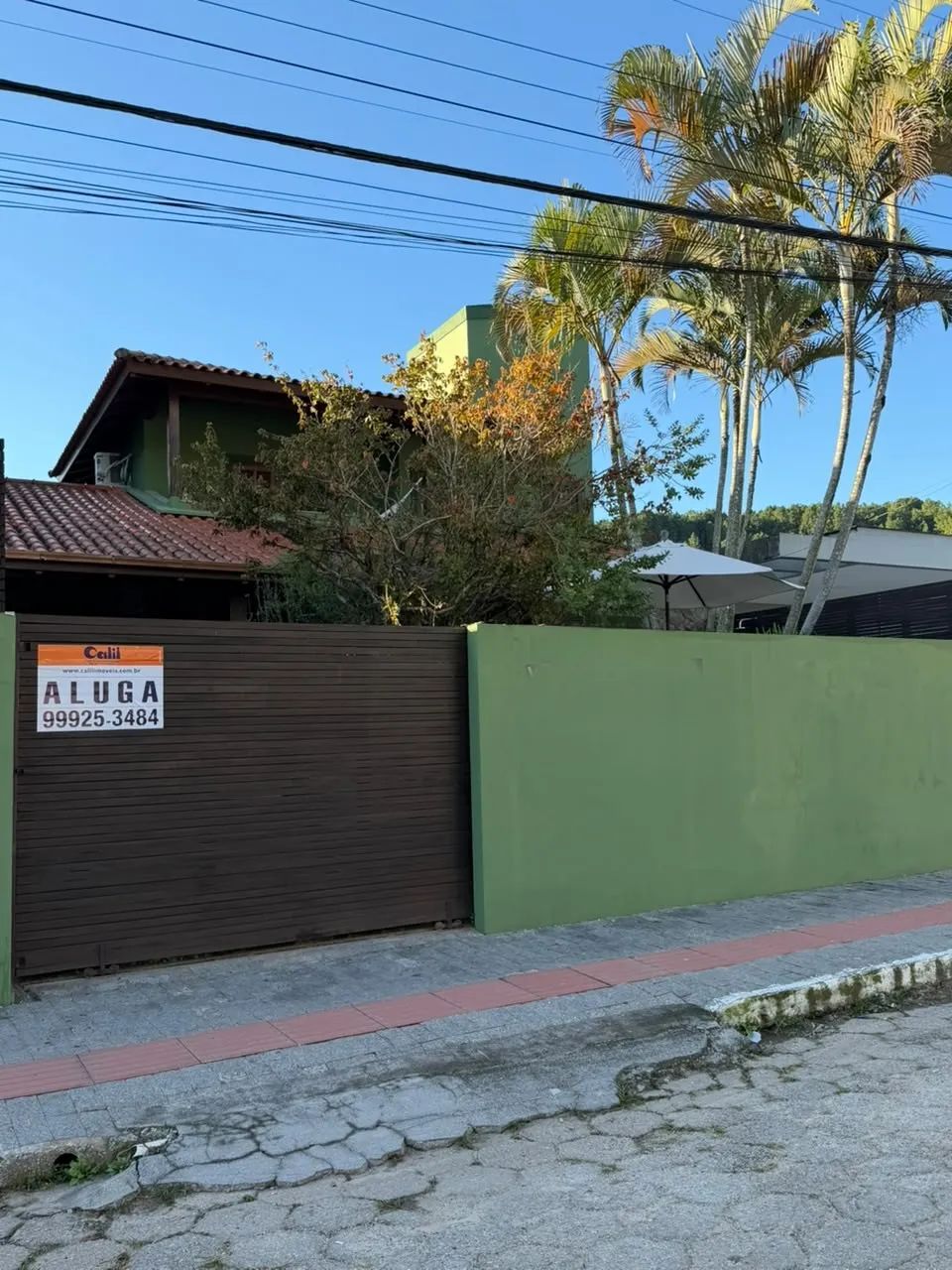 Excelente casa mobiliada com 2 pavimentos, sendo no piso térreo 2 dormitórios, 1 bwc, sala