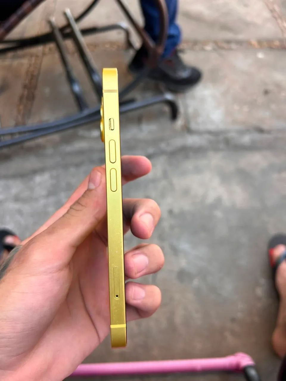 Vendo iPhone 14 com 256gb, e 83% de bateria, sem detalhes - Foto 4