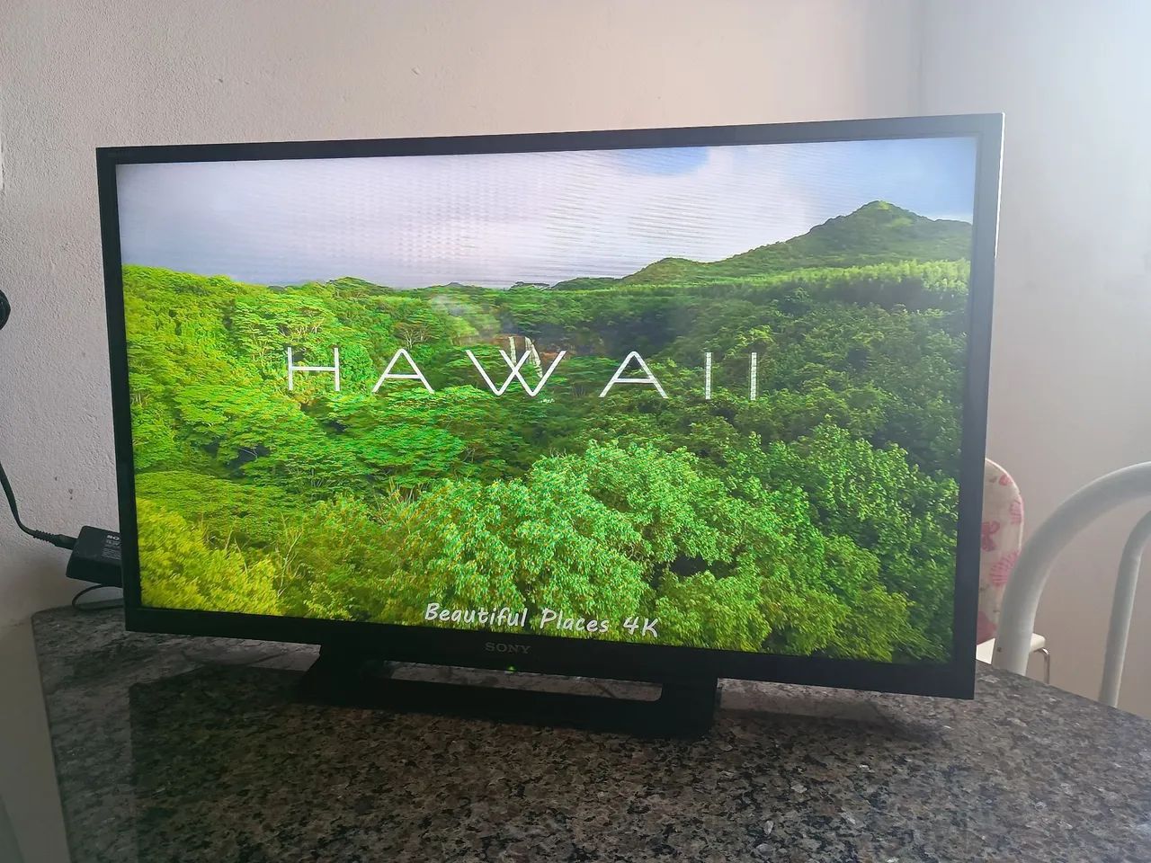 Tv Sony 32 polegadas funcionando com alteração na cor e imagem 