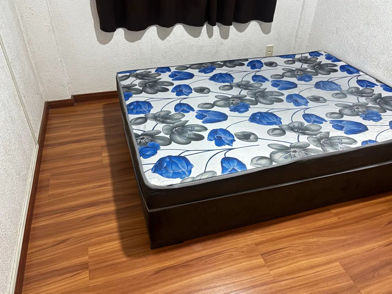 Base de cama box com colchão imbutido