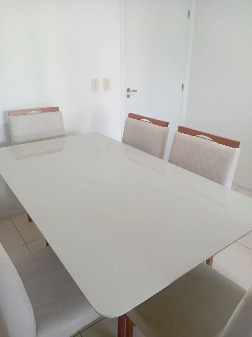 Vendo conjunto de mesa de jantar retangular com tampo de vidro laqueado e 6 cadeiras  - Foto 2