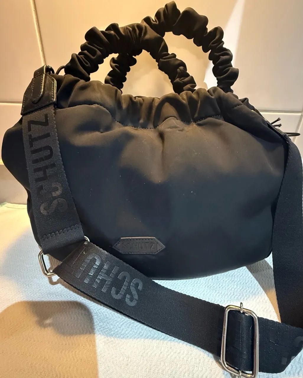 Bolsa Schutz em nylon preta  - Foto 2