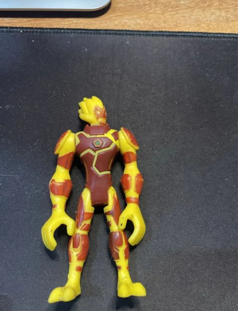 Boneco chama coleção Ben 10