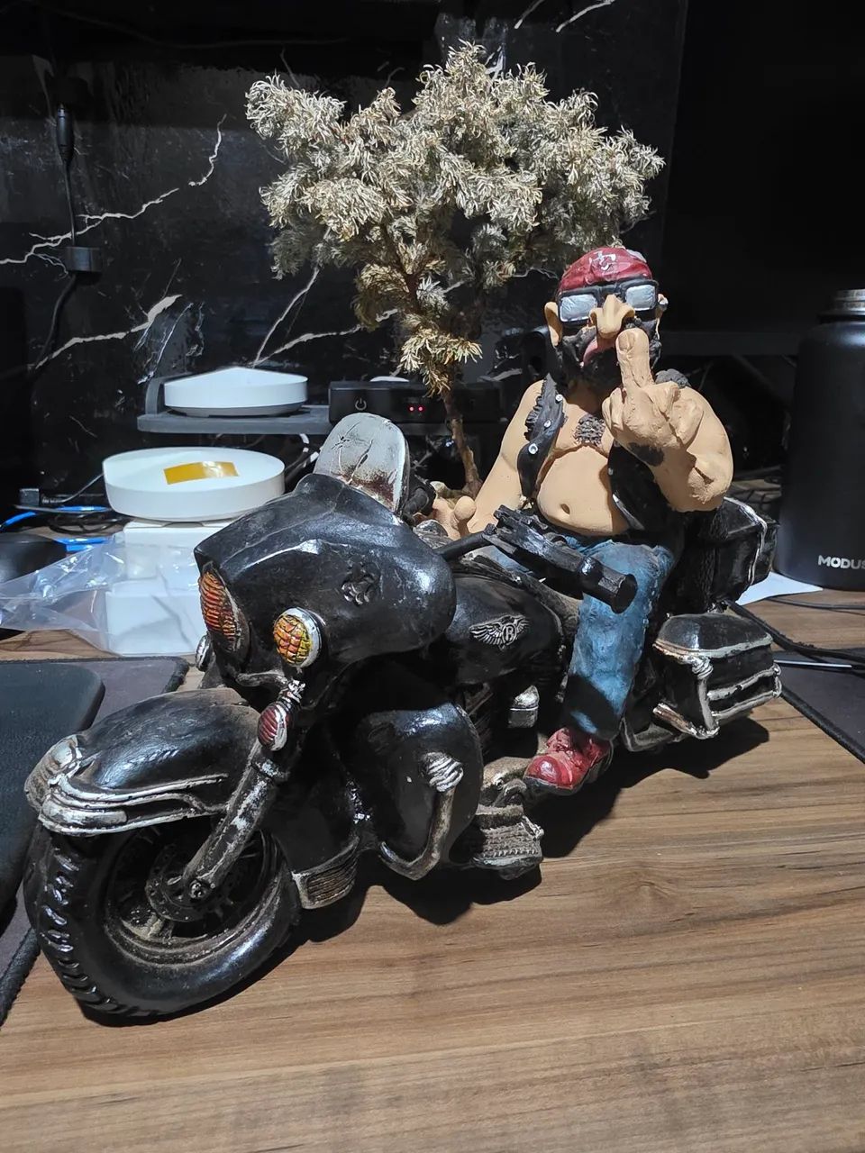 Motoqueiro em resina - Foto 3