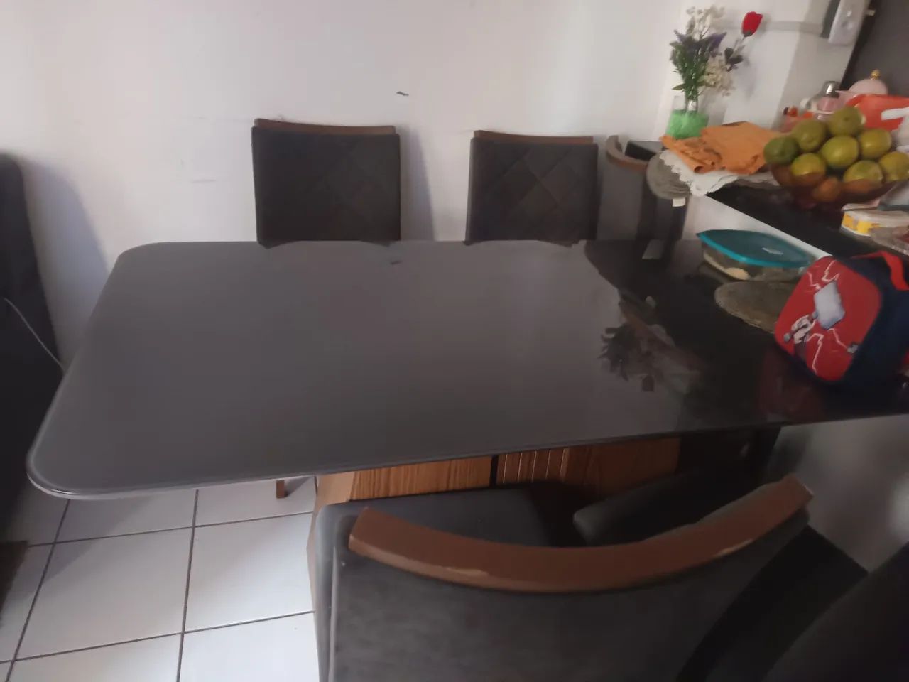 Vendo uma geladeira é uma mesa