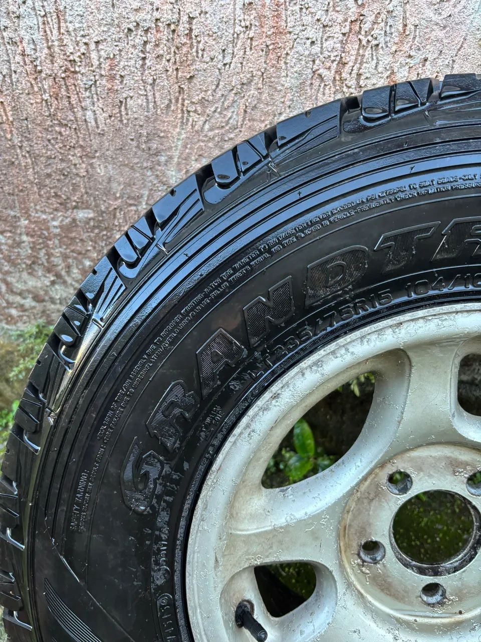 Um Pneu com aro - Foto 5