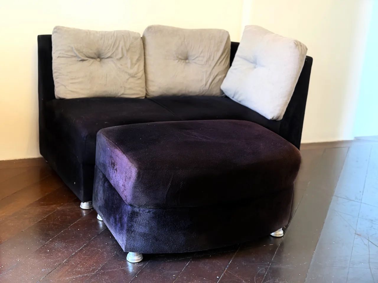 VENDO SOFÁ PRETO - 2 LUGARES COM CHAMISE  - Foto 2