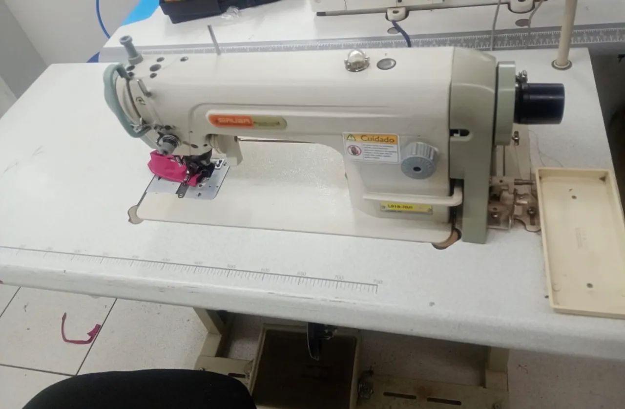 Vendo máquina reta refiladeira modelo Siruba com motor eletrônico. - Foto 3