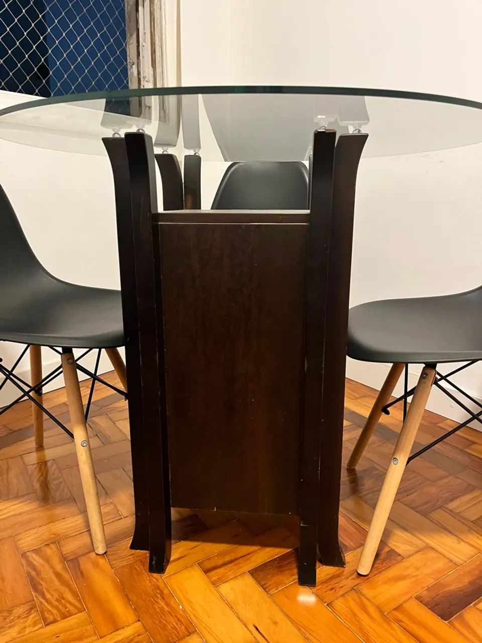 Mesa tampo de vidro + 4 cadeiras eames - Foto 3