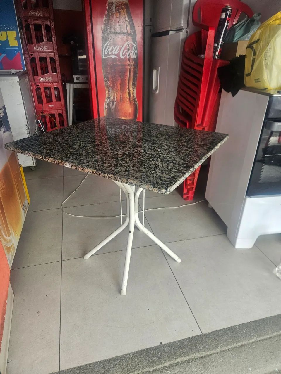 Mesa sem cadeiras 