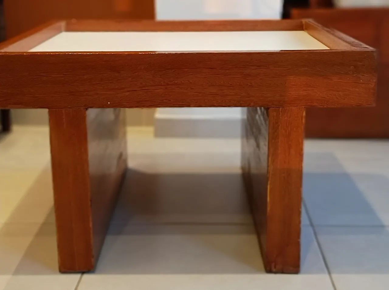 Puff Banqueta em Madeira Maciça com Almofada Solta / Mesa Lateral<br> - Foto 5