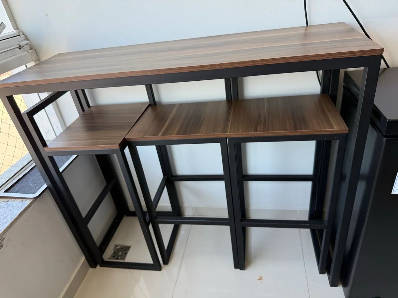 Mesa Bistrô Alta com 3 banquetas