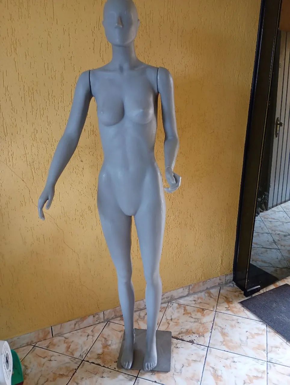 Manequim feminino com base
