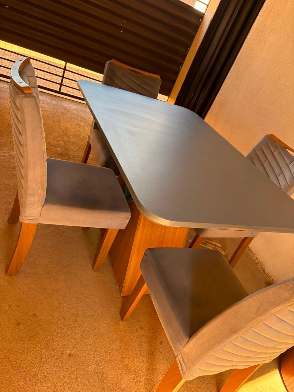 Conjunto de Mesa de Jantar com 4 Cadeiras - Excelente Estado - Foto 2