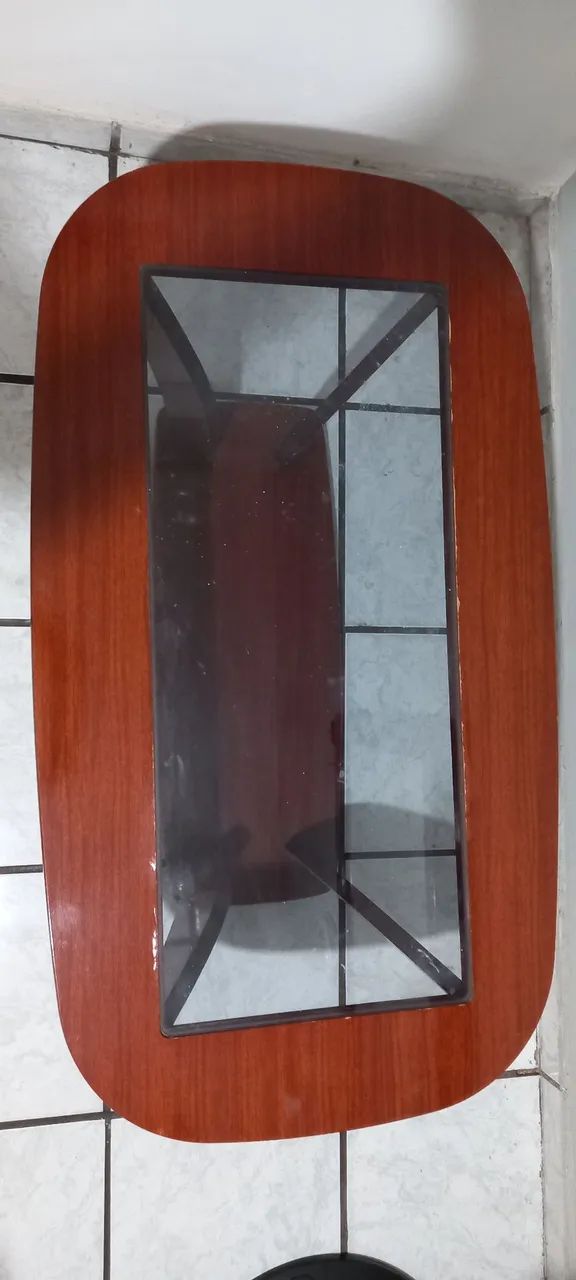 Vende-se mesa de centro  bem conservada com 3 quadros,um grande e dois pequenos, novos