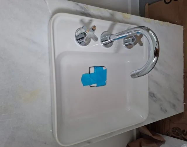 Duas bancadas em mármore com cuba de sobrepor com mesa e torneira misturador comando duplo - Foto 2