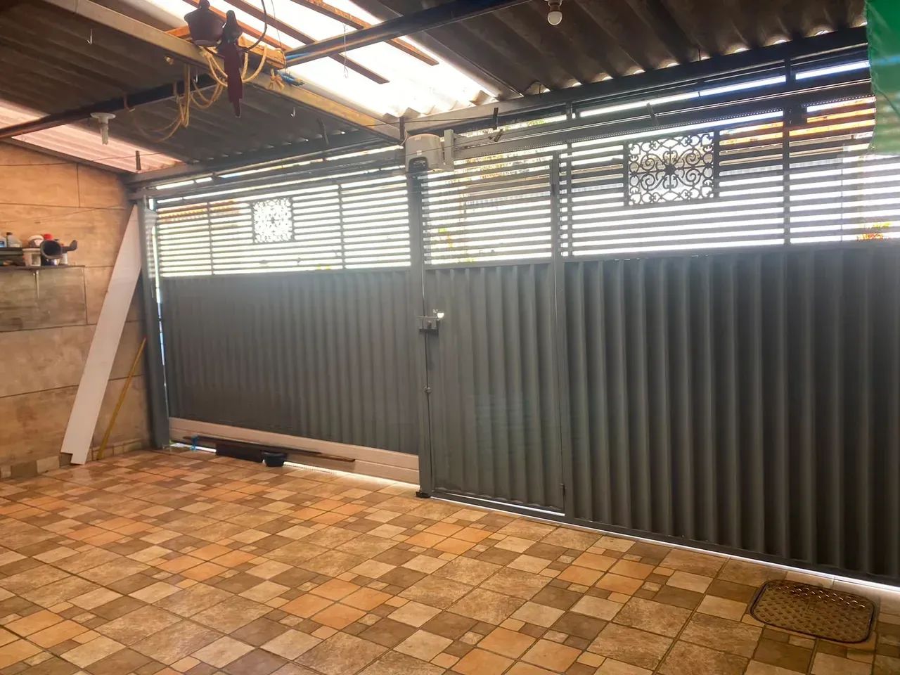VENDE-SE UM CASA NA QR 404 DE SAMAMBAIA!