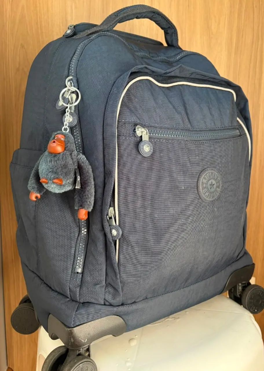 Mochila Kipling New Zea, cor azul com rodinhas