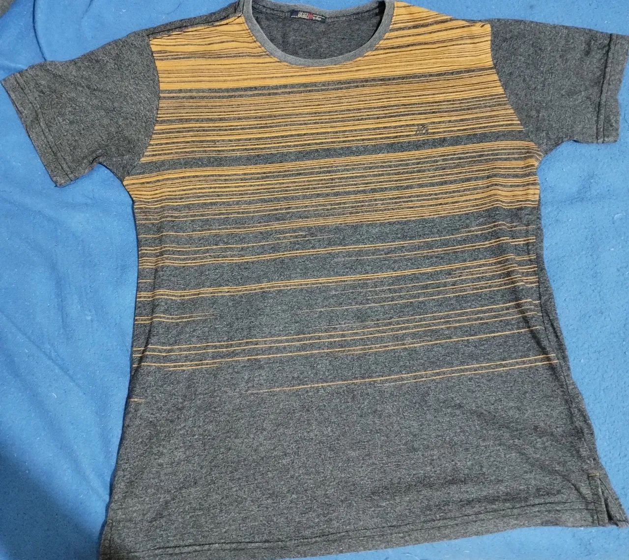 Vendo blusa cinza com detalhes laranjas
