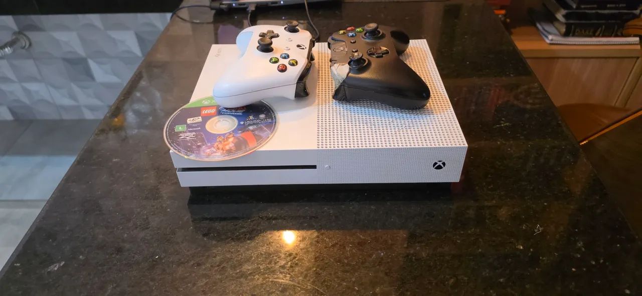 Xbox one s acompanha um jogo CD e 2 controle  - Foto 2