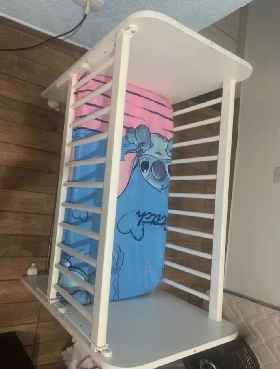 Mini berço com colchão.