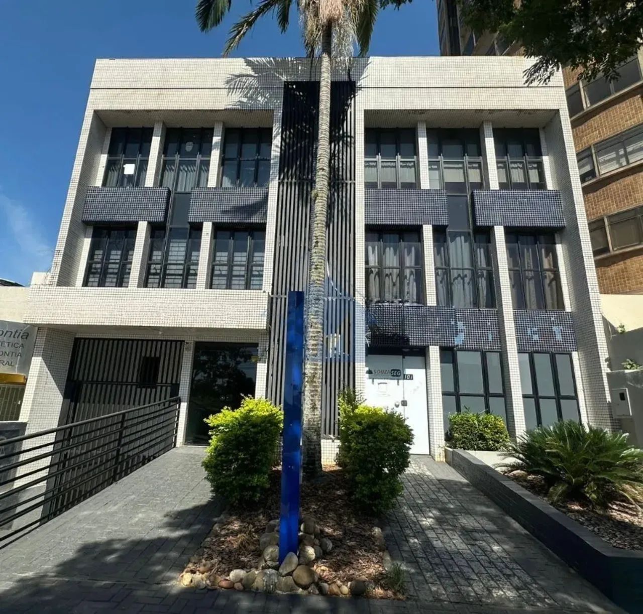 Sala Comercial em prédio comercial no Centro, com 1 Vaga de Garagem!