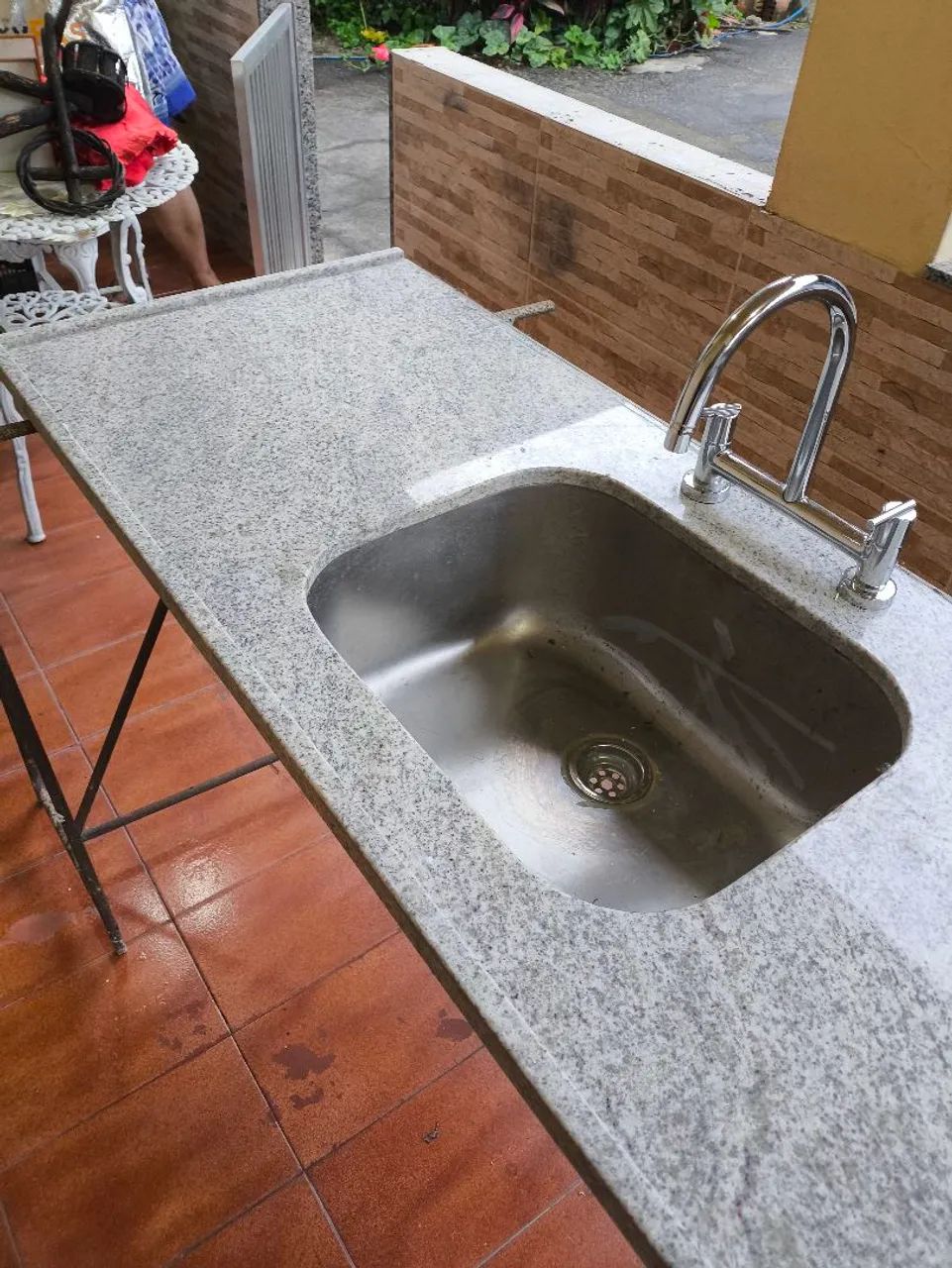 Pia de cozinha em granito com torneira misturador 