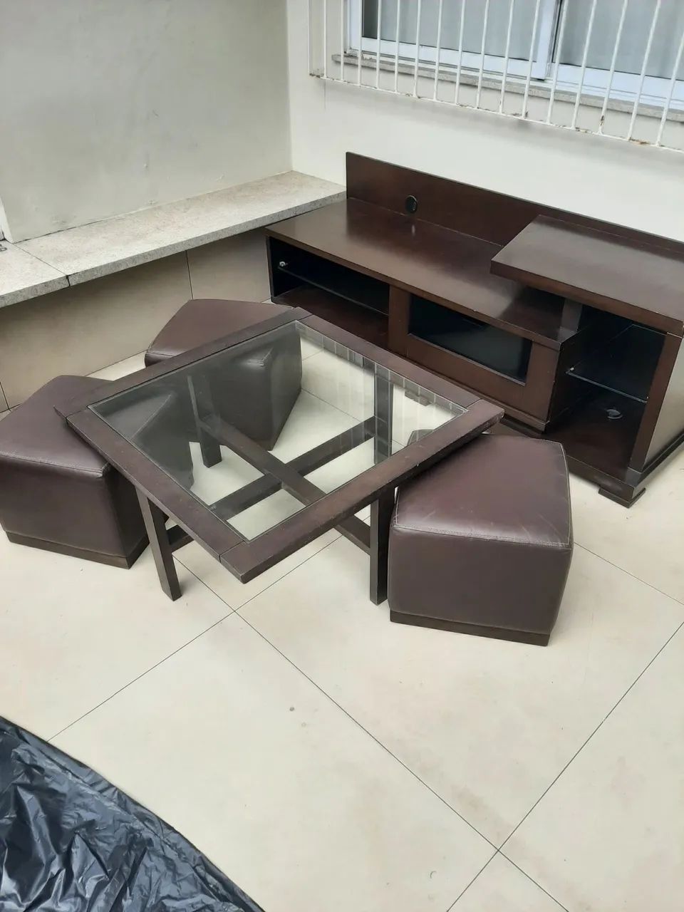 OPORTUNIDADE Rack, mesa de centro com 3 pufs  - Foto 3