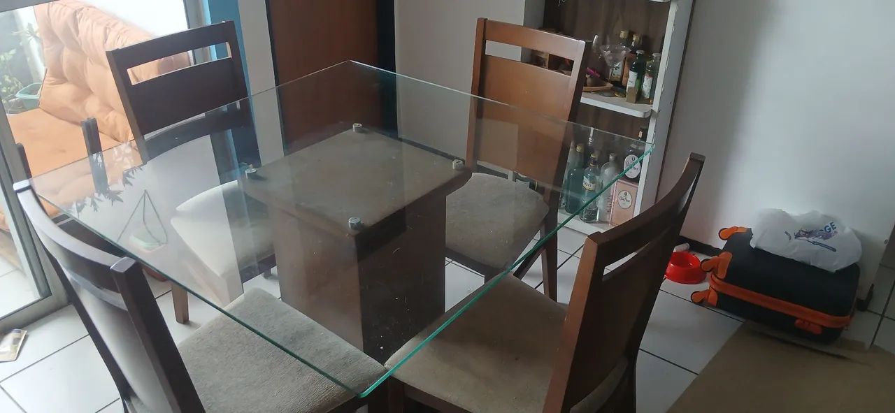 Mesa de jantar com 4 cadeiras 
