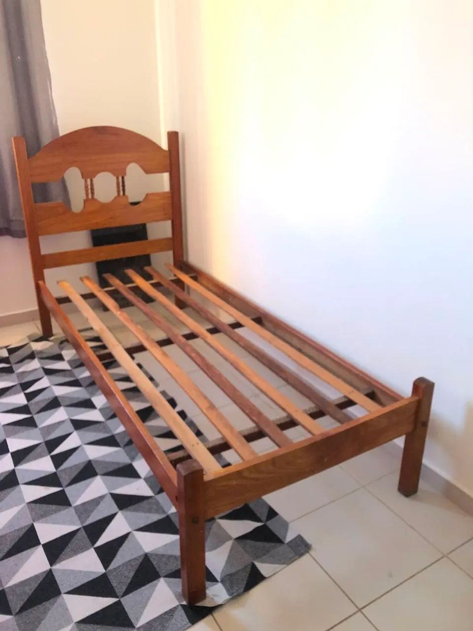 Cama de Solteiro de Madeira Maciça - Bom Estado