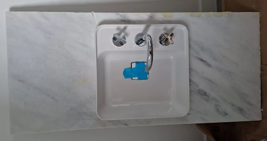 Duas bancadas em mármore com cuba de sobrepor com mesa e torneira misturador comando duplo - Foto 3
