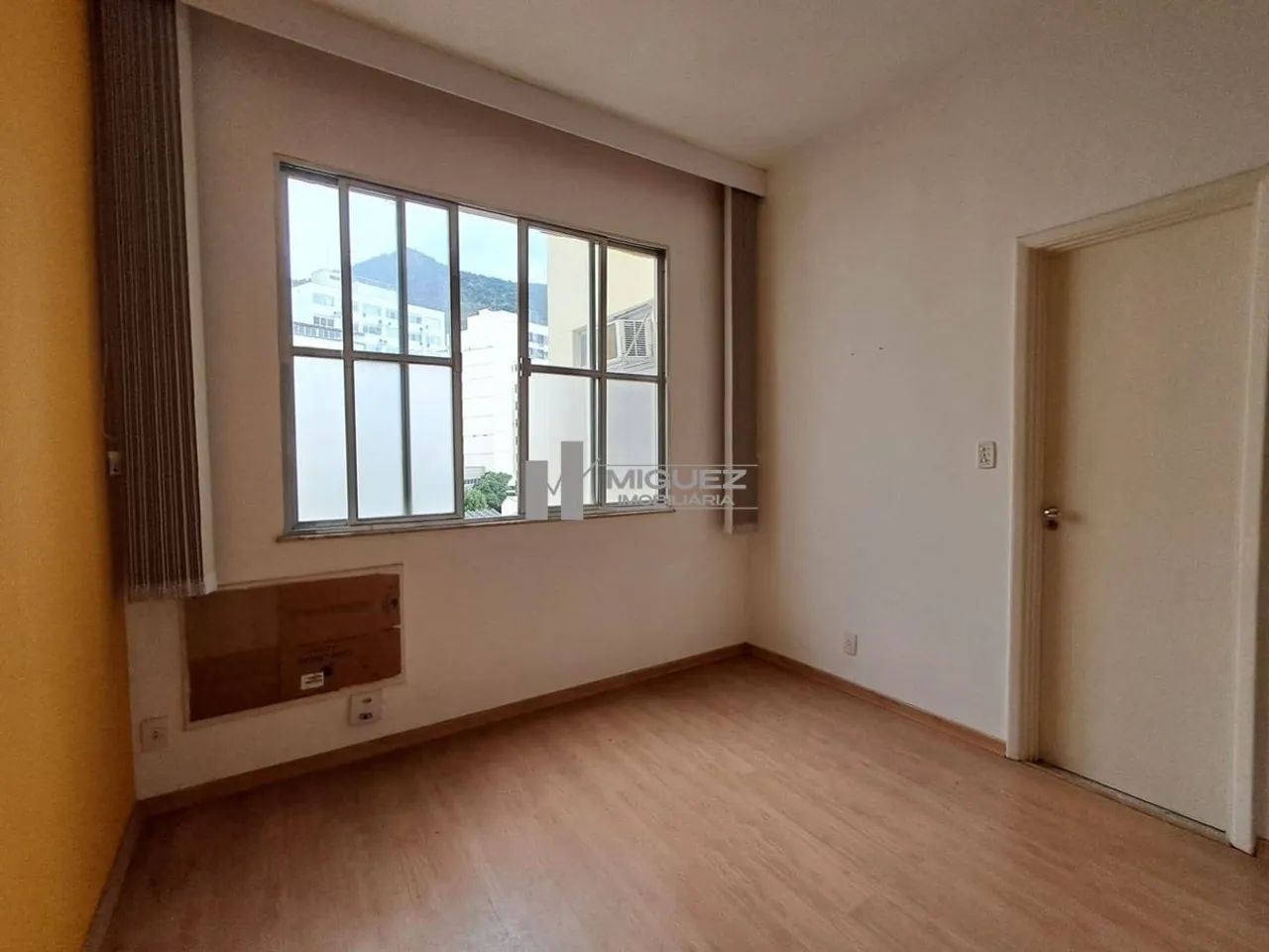 Á Venda Sala Comercial, Debruçada a Praça Saens Pena e Colada a Estação de Metrô